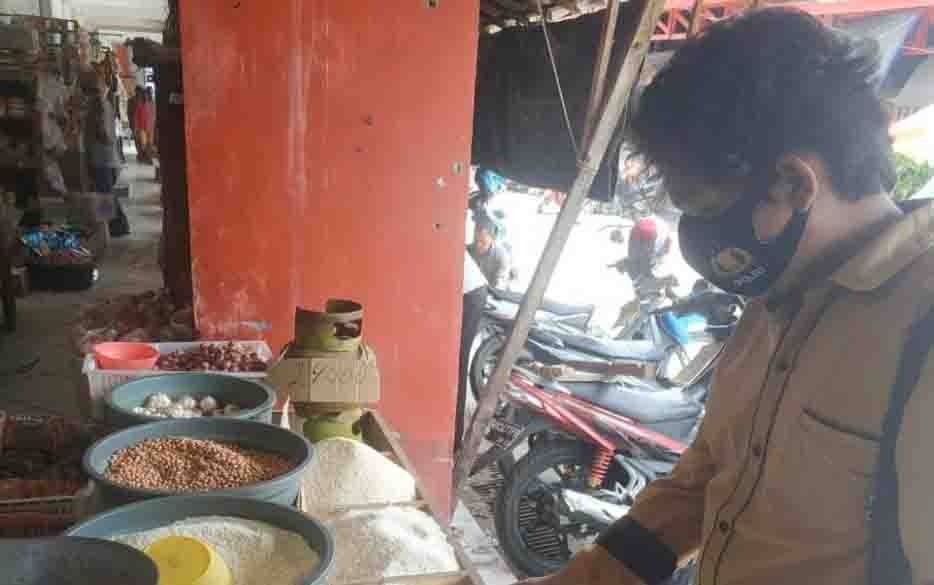 Anggota Polres Seruyan Cek Ketersediaan Bahan Pangan di Pasar