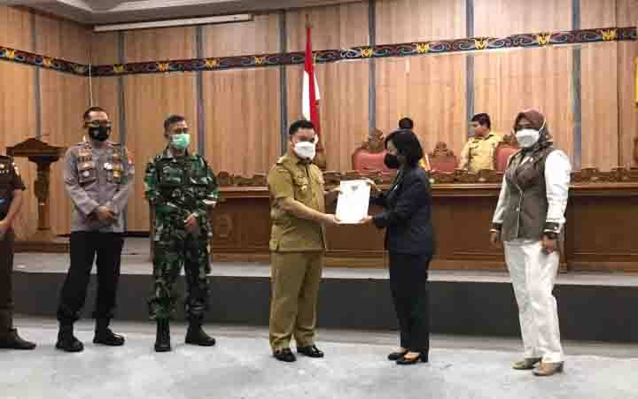 Bupati Kotim Serahkan Raperda Penyertaan Modal BPD Kalteng