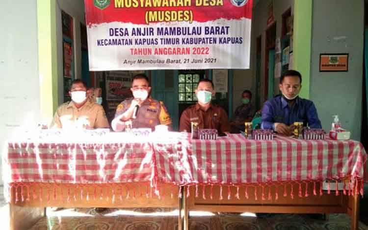 Ini Pesan Kapolsek Kapuas Timur pada Musyawarah Desa Anjir Mambulau Barat