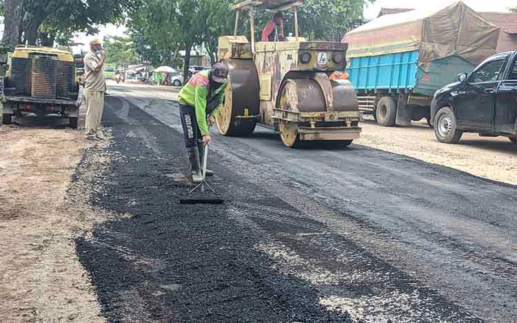 Jalan Rusak di Kota Sampit Mulai Ditangani