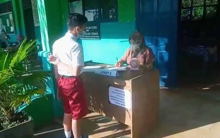 Ratusan Formulir Penerimaan Peserta Didik Baru SMPN 9 Sampit Sudah Tersebar