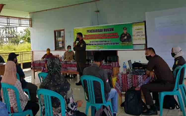 Jaksa Cabjari Palingkau Beri Penerangan Hukum di Desa Bina Sejahtera