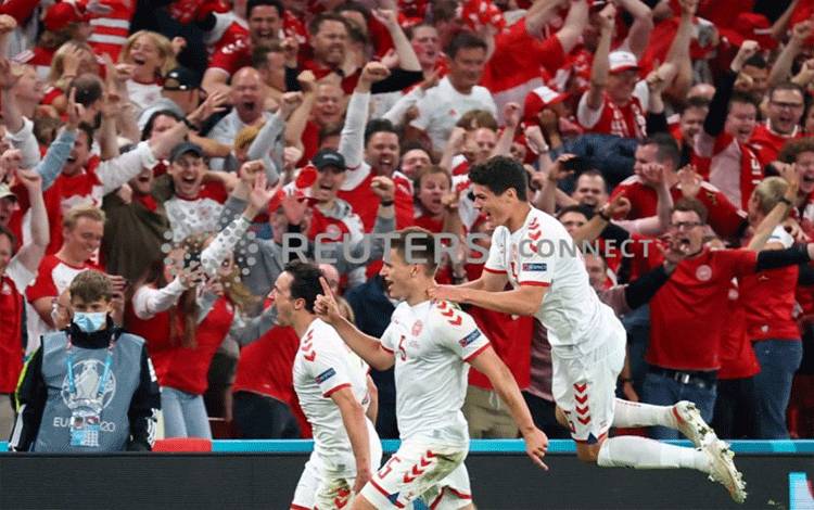 Menang Besar 4-1, Denmark Secara Dramatis Lolos ke 16 Besar