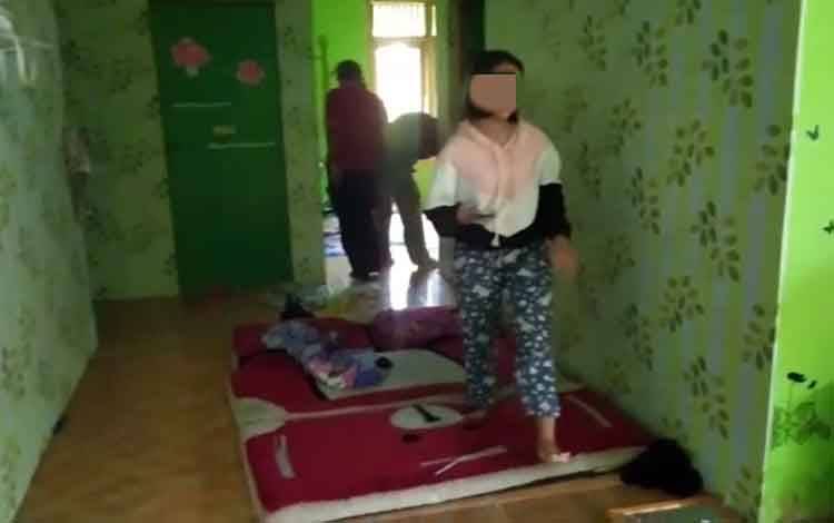 Satpol PP Kobar Gerebek Pesta Miras, 3 Laki-Laki dan 1 Perempuan Diamankan