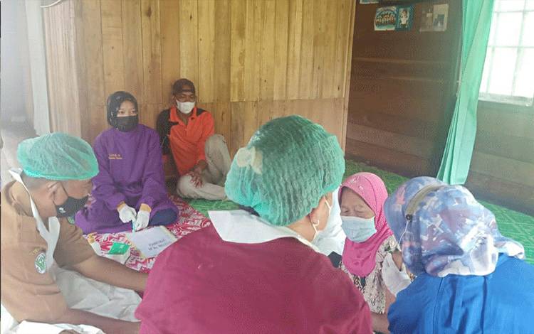 Petugas Jemput Bola Vaksinasi Lansia di Kelurahan Panamas