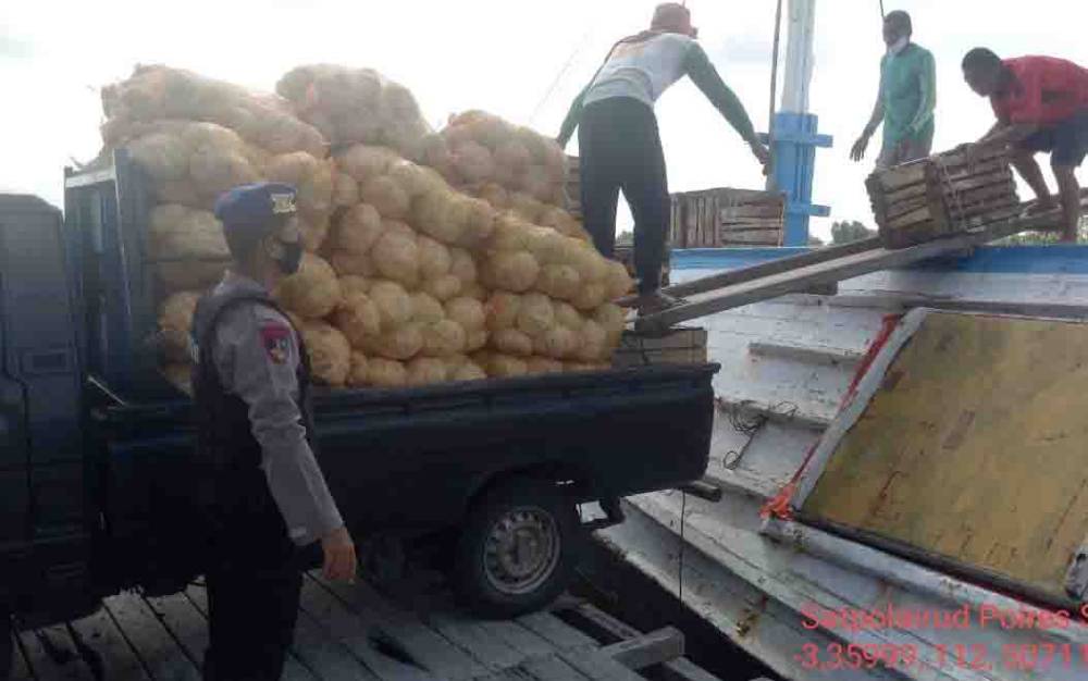 Cek Aktifitas Bongkat Muat, Personel Polairud Sampaikan Imbauan Kamtibmas