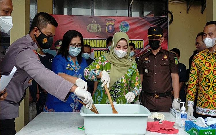 Polres Kotim Musnahkan Sabu dari 8 Tersangka ini