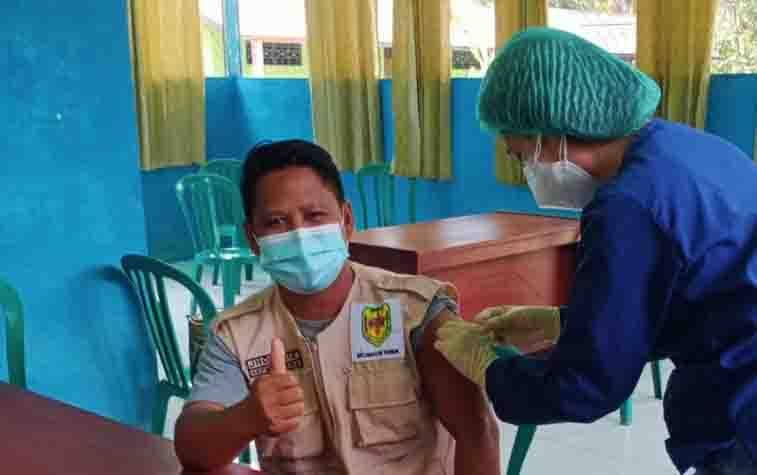 Kades Penda Pilang Gunung Mas Yakinkan Warga Vaksinasi Covid-19 Aman