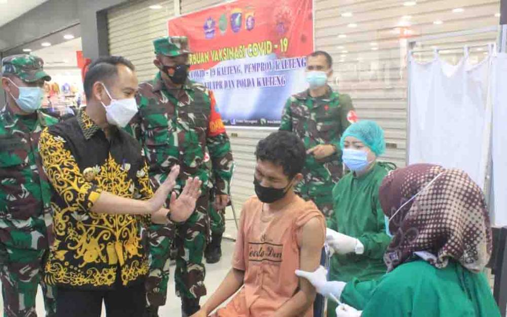 Wali Kota Palangka Raya Beri Motivasi Penerima Vaksin