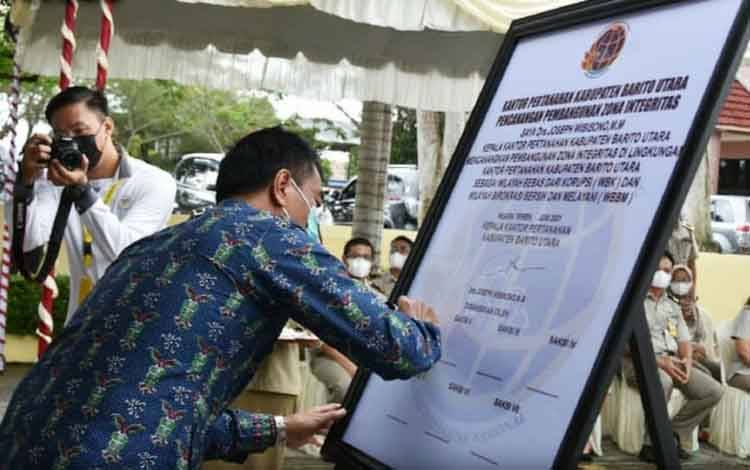 Wakil Bupati Barito Utara Hadiri Pencanangan Zona Integritas WBK dan WBBM