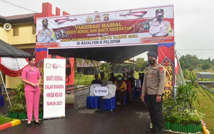 Warga Antusias Ikuti Vaksinasi Covid-19 di Mako Sat Brimob Batalyon B Pelopor