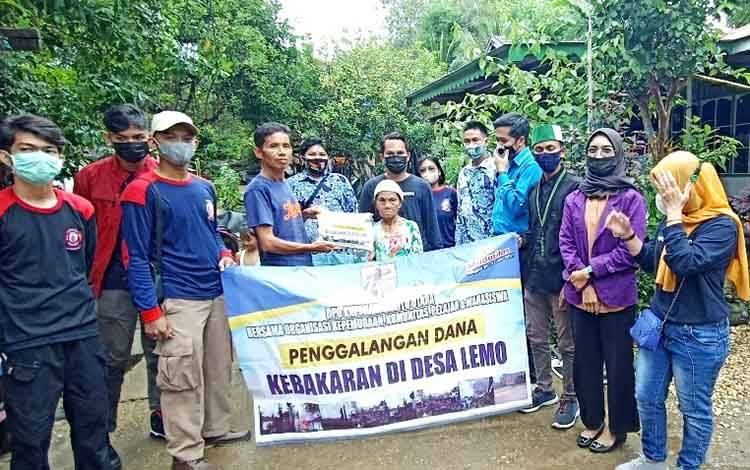 KNPI Barito Utara Serahkan Bantuan untuk Korban Kebakaran Desa Lemo I
