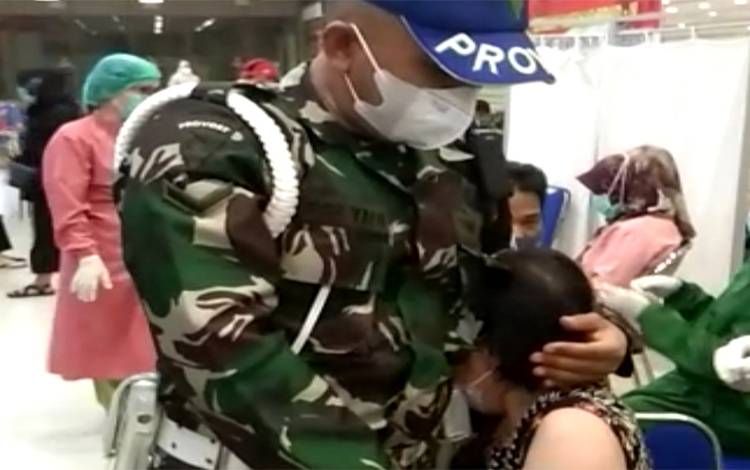 Takut Jarum Suntik, Wanita Ini Menjerit Peluk Anggota TNI