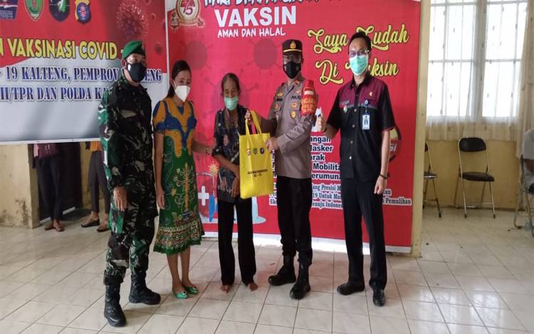 Polsek Gunung Bintang Awai Beri Bingkisan kepada Lansia Usai Disuntik Vaksin COVID-19