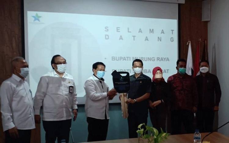 Bupati Murung Raya Terima Penghargaan dari Perpustakaan Nasional