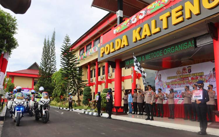 Sambut HUT Bhayangkara ke 75, Kapolda Kalteng Pimpin Pelepasan Bantuan Sosial