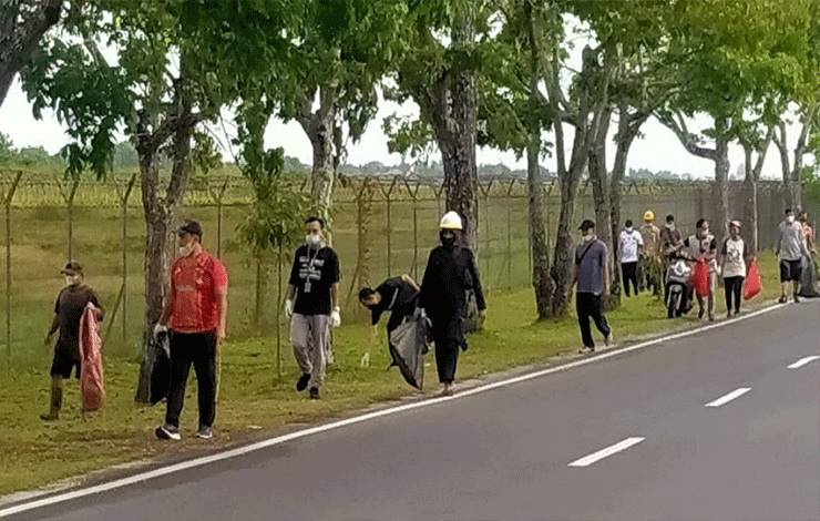 DLH Palangka Raya Gelar Aksi Pungut Sampah di Kawasan Bandara Tjilik Riwut