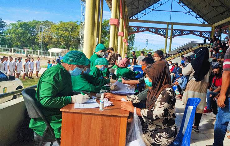 Antri dari Subuh, Masyarakat Palangka Raya Antusias Ikuti Vaksinasi