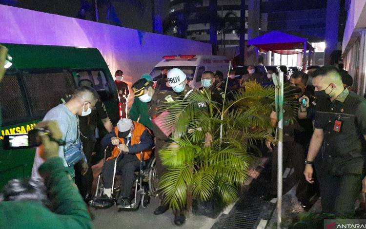 Buronan Lansia Hendra Subrata Tiba di Jakarta Setelah 10 Tahun Buron