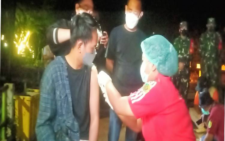 Terjaring Saat Nongkrong di Kafe Tugu Soekarno, Muda Mudi Divaksin Covid-19