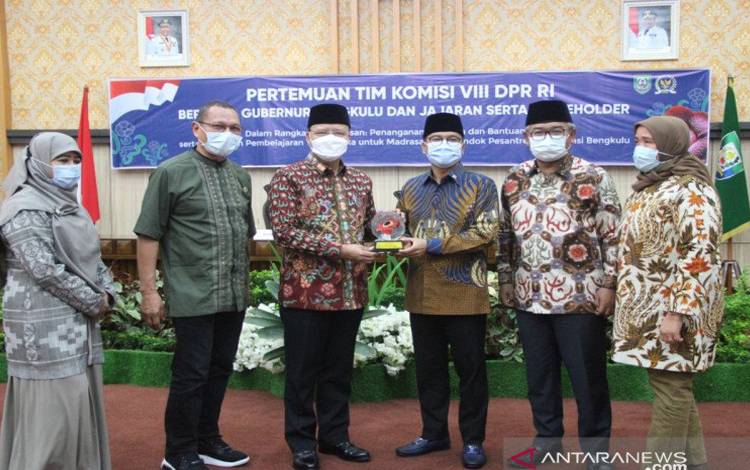 Anggota DPR Pertanyakan Alasan Pemblokiran Dana Bagi Pesantren