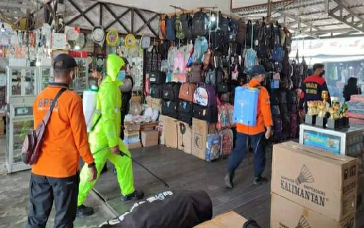 BPBD Kapuas Lakukan Penyemprotan Disinfektan di Kawasan Fasilitas Umun