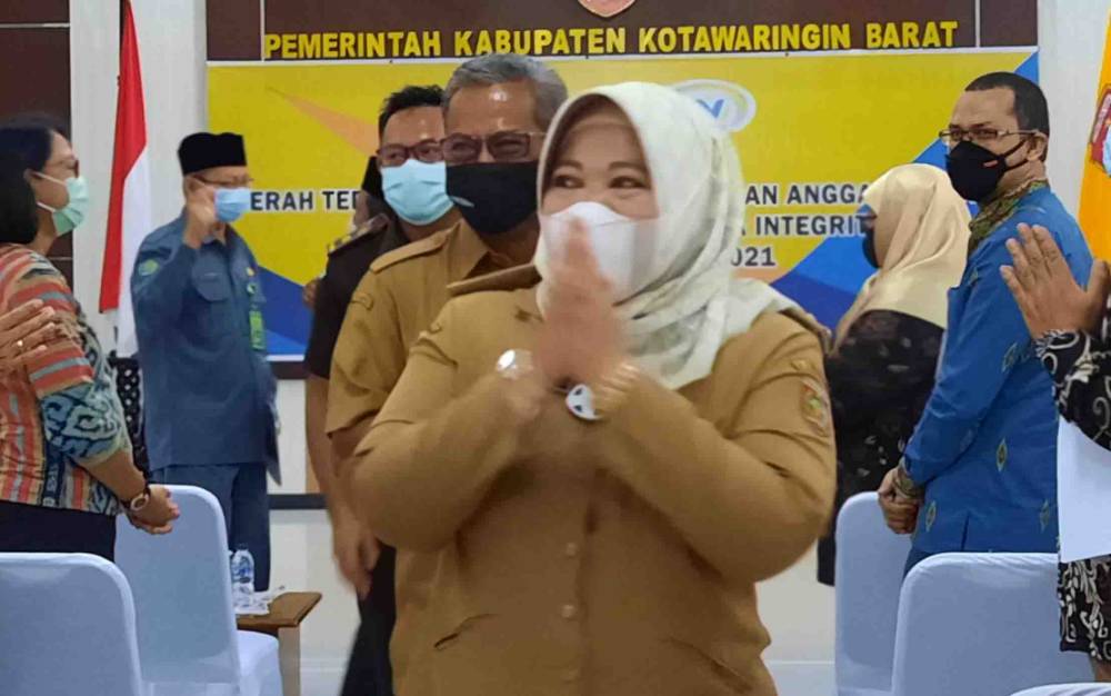 Bupati Kobar Belum Menerima Laporan Warga Menolak Vaksin