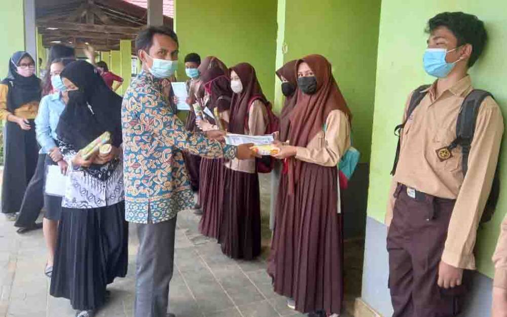 SMPN 1 Mentaya Hulu Beri Hadiah Siswa Nilai Tertinggi