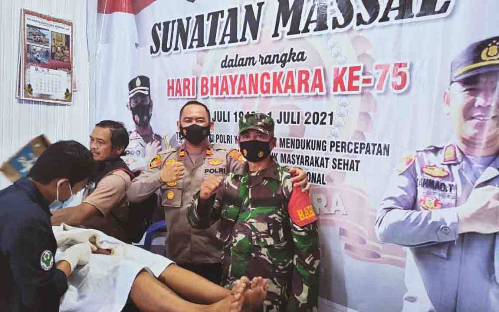 Polsek Montallat Gelar Sunatan Massal Peringati HUT ke-75 Bhayangkara