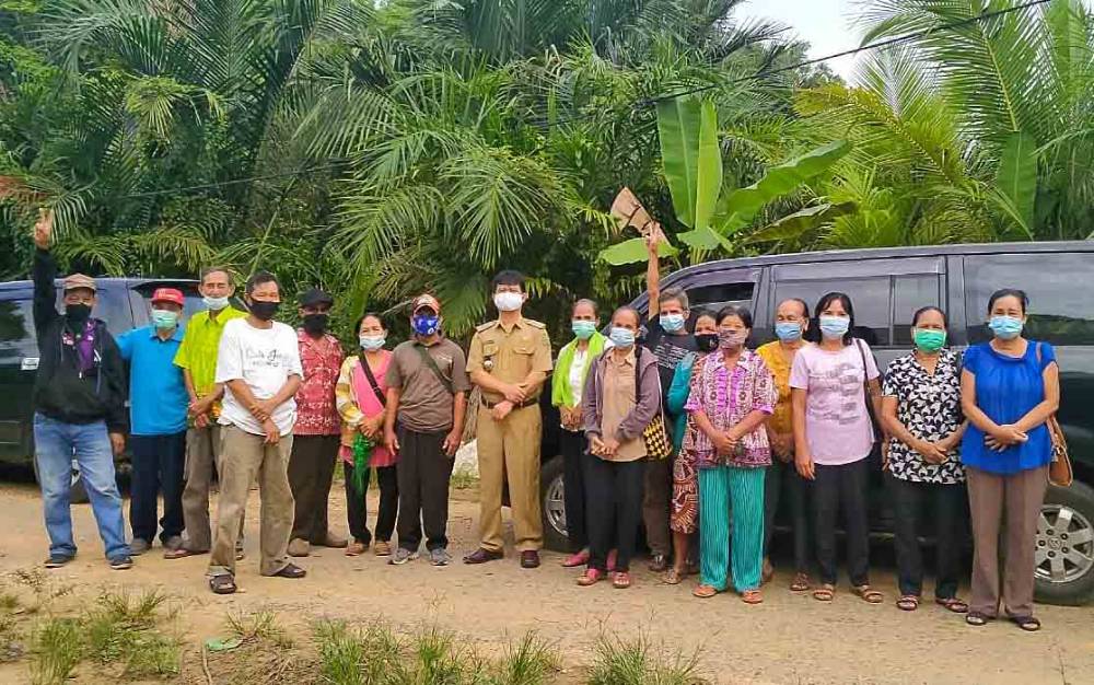 Camat Dusun Timur Jemput Langsung Lansia yang akan Divaksin