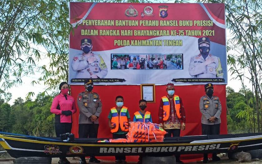 Polda Kalteng Beri Bantuan Perahu dan Sarana Belajar Anak di Petuk Ketimpun