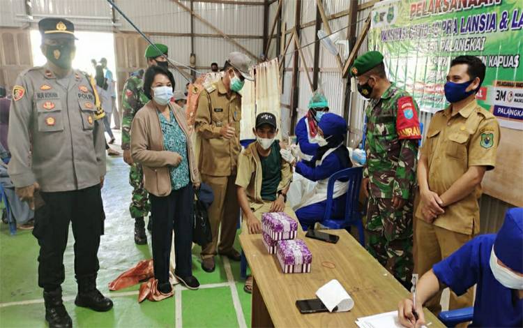 Lansia Antusias Ikuti Vaksinasi di Desa Palangkai Pulau Petak