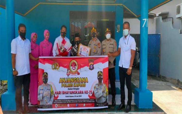 Maknai HUT Bhayangkara, Wakapolres Kapuas Anjangsana ke Purnawirawan