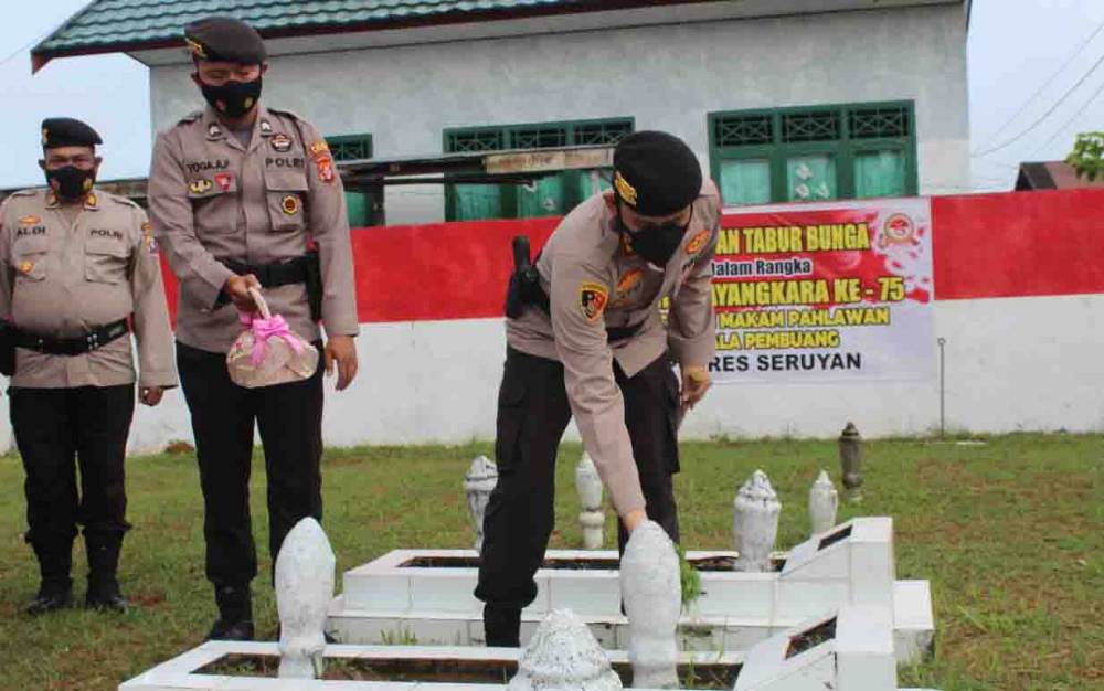 Kapolres Seruyan Pimpim Ziarah di Taman Makam Pahlawan
