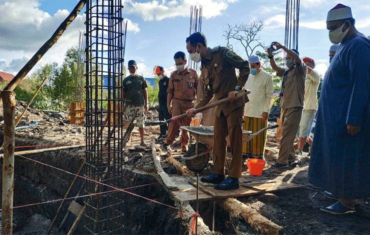 Wali Kota Palangka Raya Letakan Batu Pertama Pembangunan Masjid Qolbun Salim