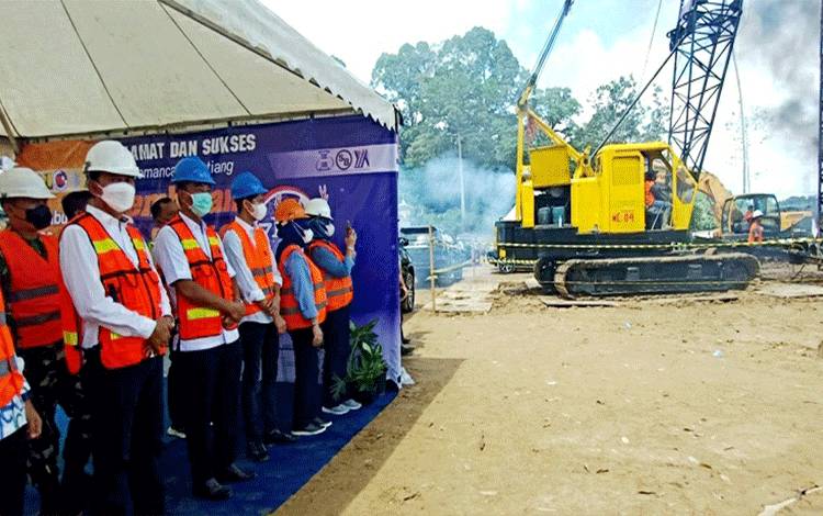 Bupati Barito Utara Saksikan Pemancangan Tiang Pertama Jembatan Lemo Seberang