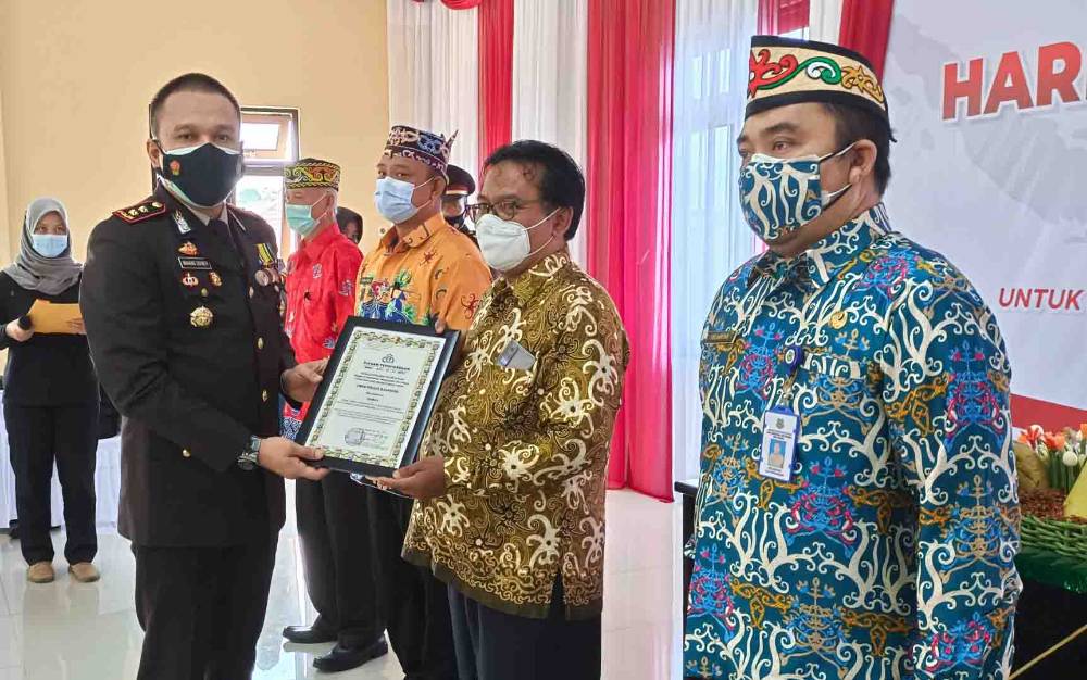 Kapolres Kapuas Beri Penghargaan Pemenang Lomba HUT ke-75 Bhayangkara