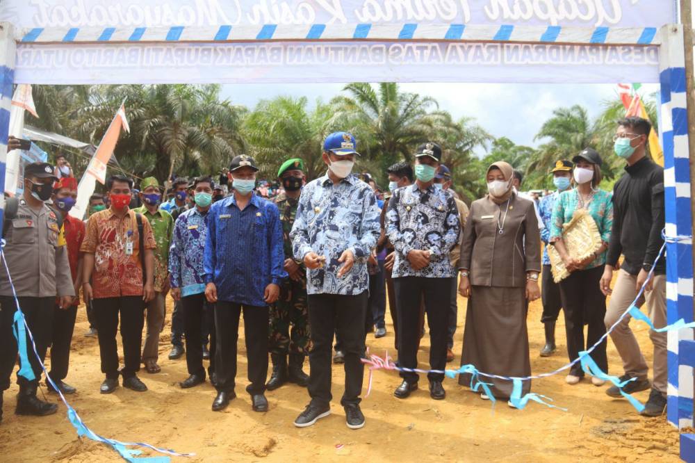 Nadalsyah Resmikan Jembatan Penghubung Desa Pandran Raya