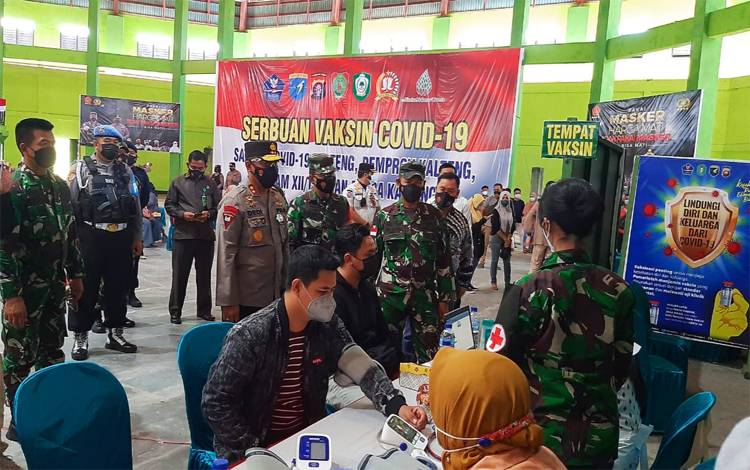 Kapolda Kalteng dan Pangdam Tinjau Vaksinasi Massal di Sampit