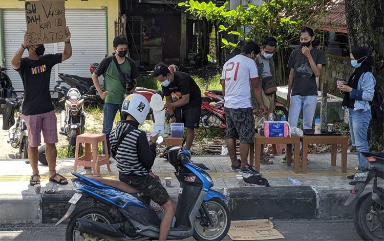 Dukung Percepatan Vaksin, Sejumlah Kedai Berikan Kopi Gratis di Tepi Jalan