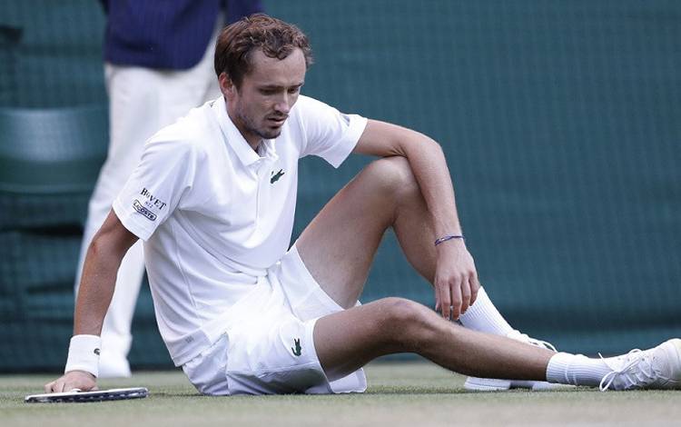 Medvedev Bangkit Atasi Ketertinggalan 2 Set Demi 16 Besar Wimbledon