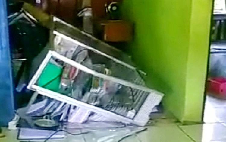 Usai Ancam Bunuh Anggota Polsek Awang, HJ Obrak-Obrik Kantor Desa