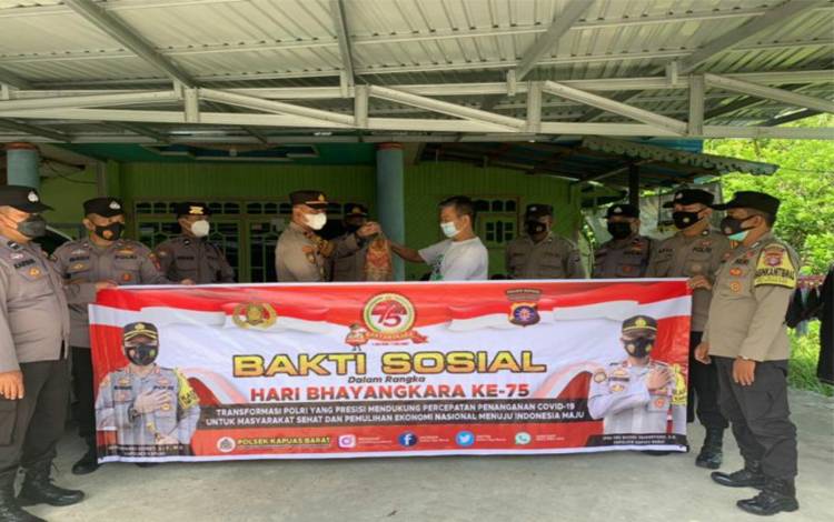 Maknai HUT Bhayangkara, Kapolsek Kapuas Barat Sambangi Purnawirawan