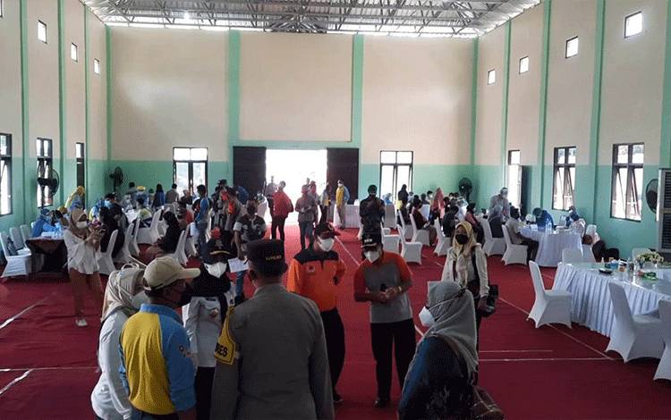 VIDEO: Antusiasme Warga Ikuti Vaksinasi Massal di Desa Natai Baru