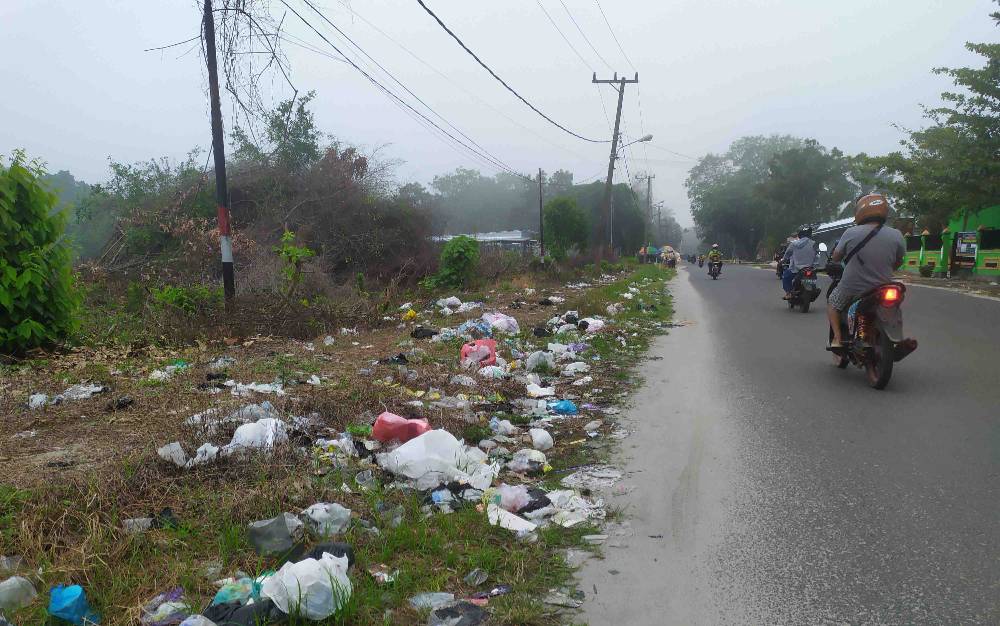 Sampah Berhamburan di Jalan Dekat Taman Kota Sampit