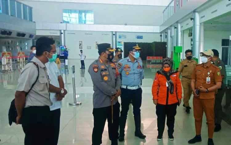 Kapolresta Palangka Raya Bersama Forkopimda Tinjau Pos Penyekatan di Bandara Tjilik Riwut