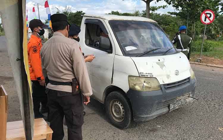 Petugas Pos Penyekatan Perbatasan Kalteng - Kalsel di Kapuas Putar Balik Sejumlah Pengendara
