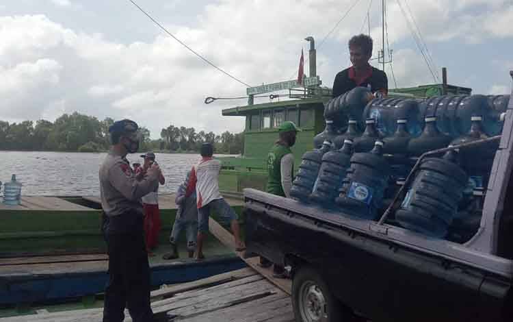 Polairud Polres Seruyan Lakukan Pengawasan Aktivitas Bongkar Muat