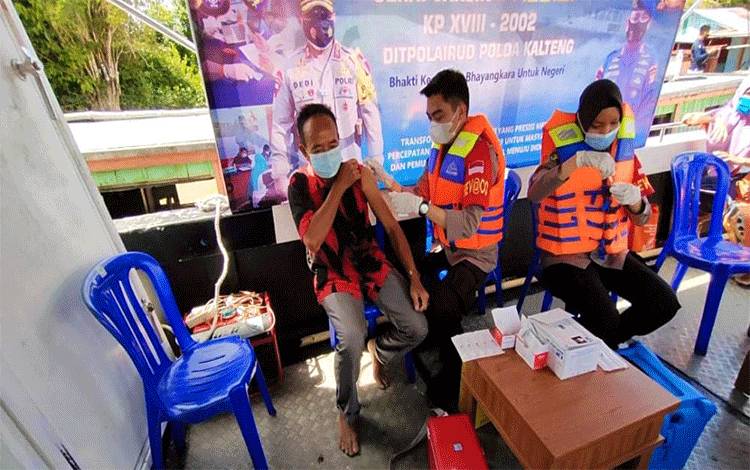 Ditpolairud Polda Kalteng Lakukan Vaksinasi Warga Tidak Ada Akses Darat