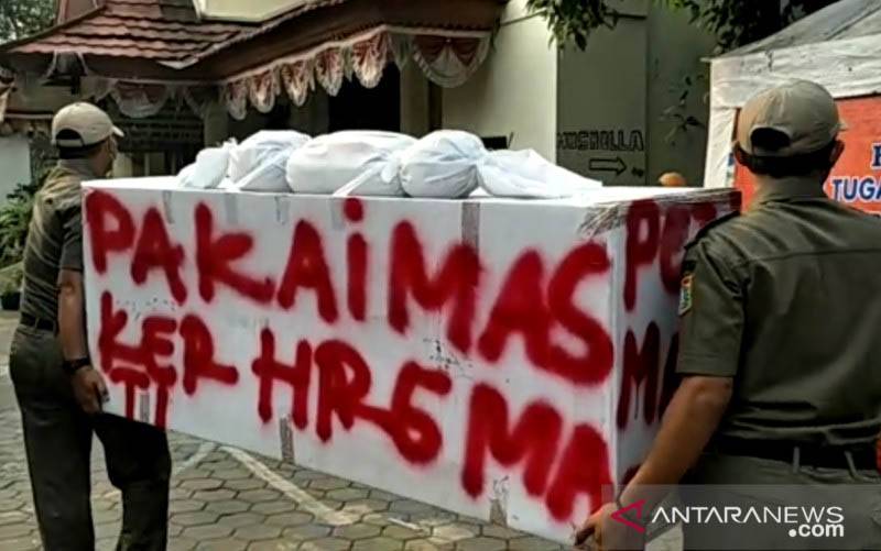 Petugas Sosialisasikan Protokol Kesehatan Gunakan Pocong dan Peti Mati